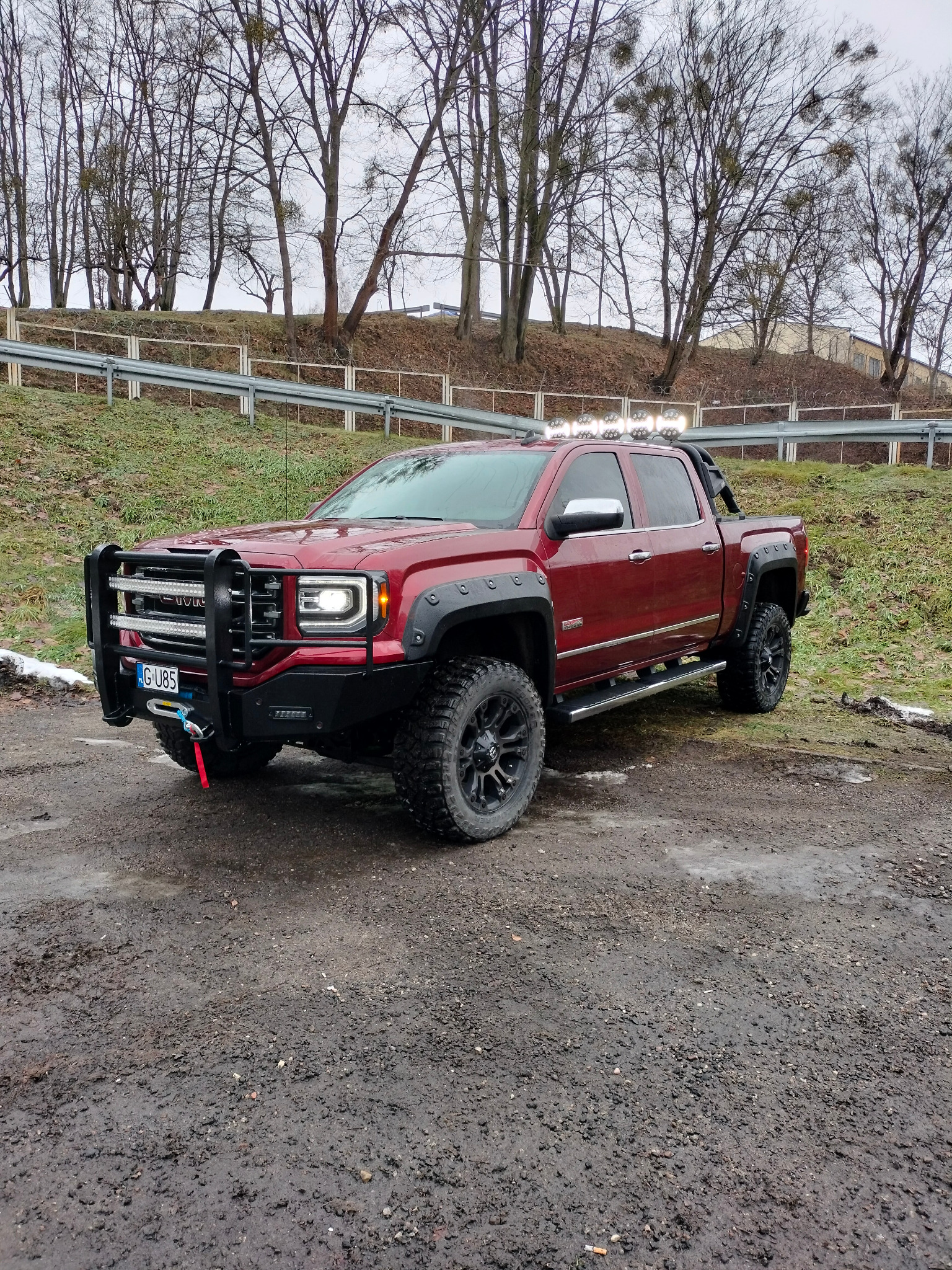 GMC dozbrojony w stalowy zderzak oraz podniesione zawieszenie.