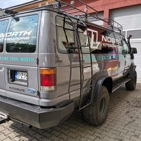 Samochód został cały pomalowany i dozbrojony w bagażnik dachowy, drabinkę, stalowe zderzaki.