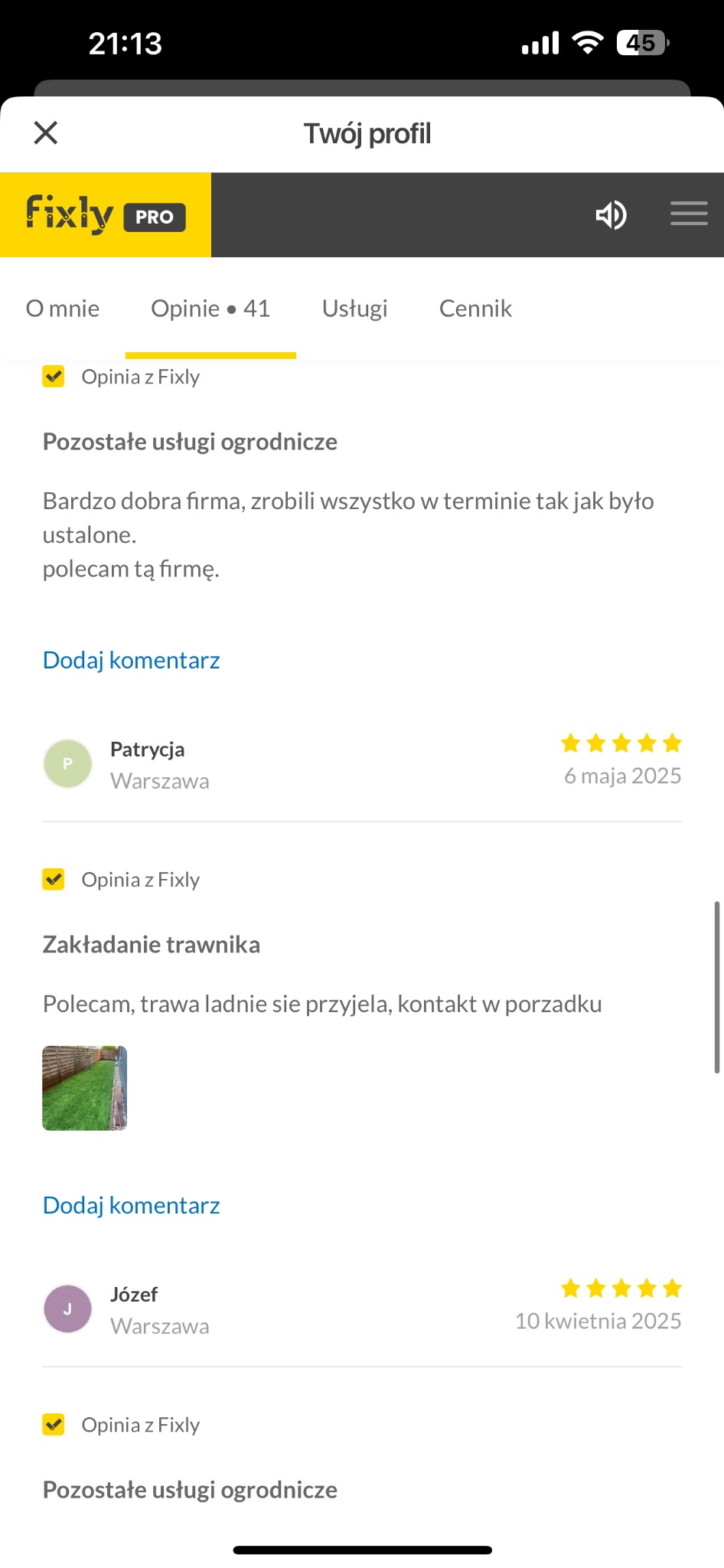Opinia klienta o założonym trawniku z zieloną trawą i drewnianym ogrodzeniem w tle, widoczna na zrzucie ekranu aplikacji Fixly.