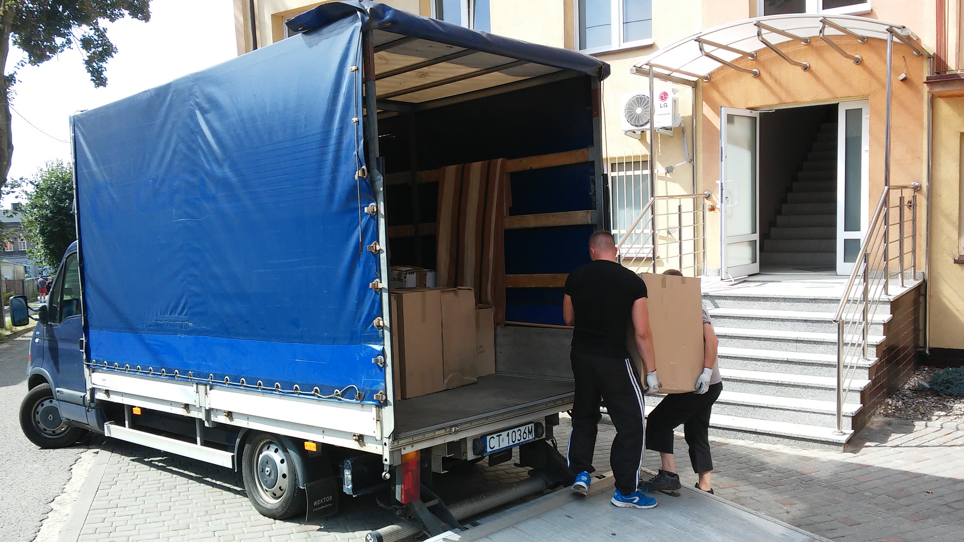 przeprowadzki transport z windą i paleciakiem