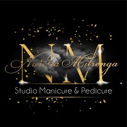 Drukarnia Papeteria Wuala - Eleganckie logo studia manicure i pedicure 'Natalia Mitrenga' z inicjałami NM w złotym kolorze i efektem brokatu na czarnym tle z subtelną mgiełką i złotymi konfetti.