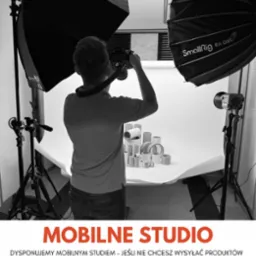 Fotograf z aparatem robi zdjęcie zestawu białych, cylindrycznych przedmiotów w studio z oświetleniem softbox SmallRig RA-D85 i statywami.