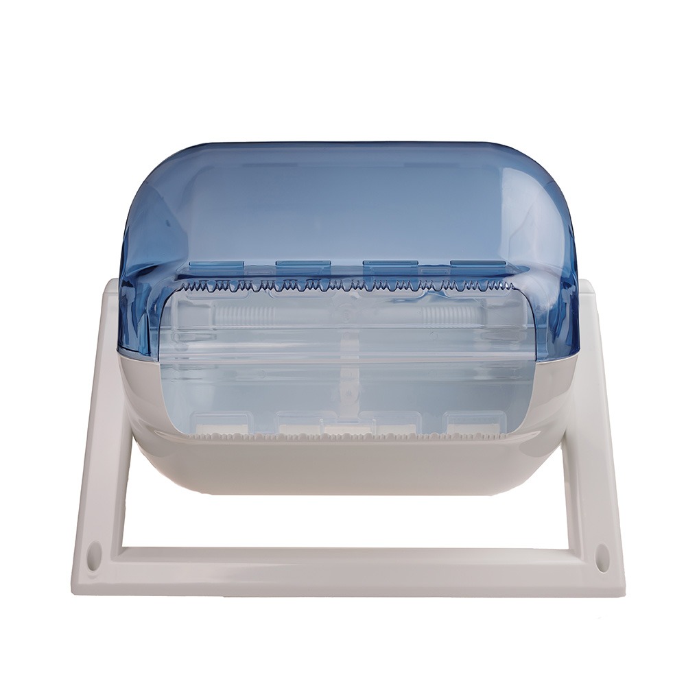 Biały, plastikowy pojemnik z niebieską, przezroczystą pokrywą, ustawiony na białym tle, prezentowany od frontu.
