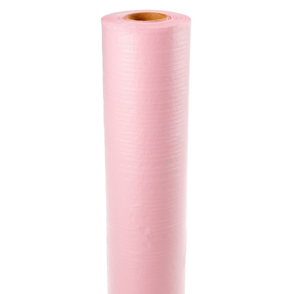 Rolka delikatnego, różowego papieru pakowego z widoczną strukturą siatki, umieszczona pionowo na białym tle.