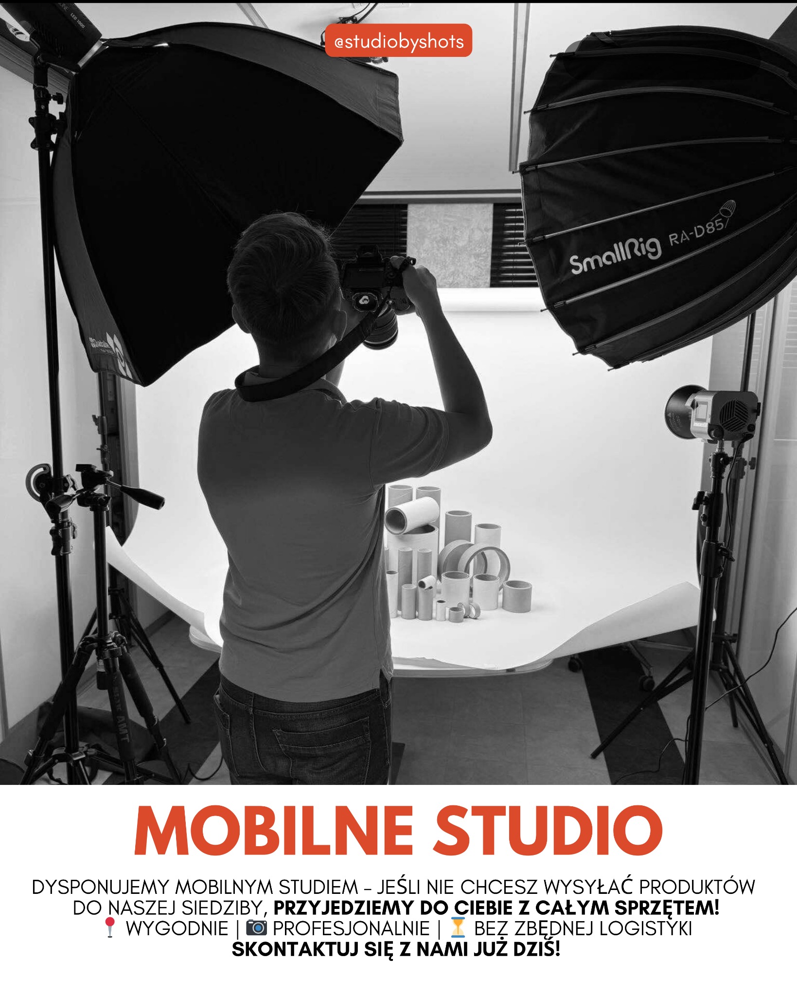 Fotograf z aparatem robi zdjęcie zestawu białych, cylindrycznych przedmiotów w studio z oświetleniem softbox SmallRig RA-D85 i statywami.