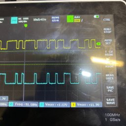 BAI-AUTO Oleksandr Baidiuk - Oscyloskop z dwoma przebiegami sygnałów (żółty i niebieski) wyświetlającymi się na ekranie. Widoczne parametry: częstotliwość, napięcie.