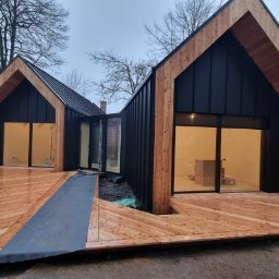 Proces wykańczania modułowego domku pokazowego w wersji premium.