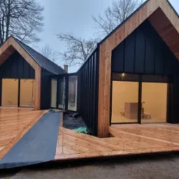 Proces wykańczania modułowego domku pokazowego w wersji premium.