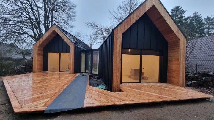 Proces wykańczania modułowego domku pokazowego w wersji premium.