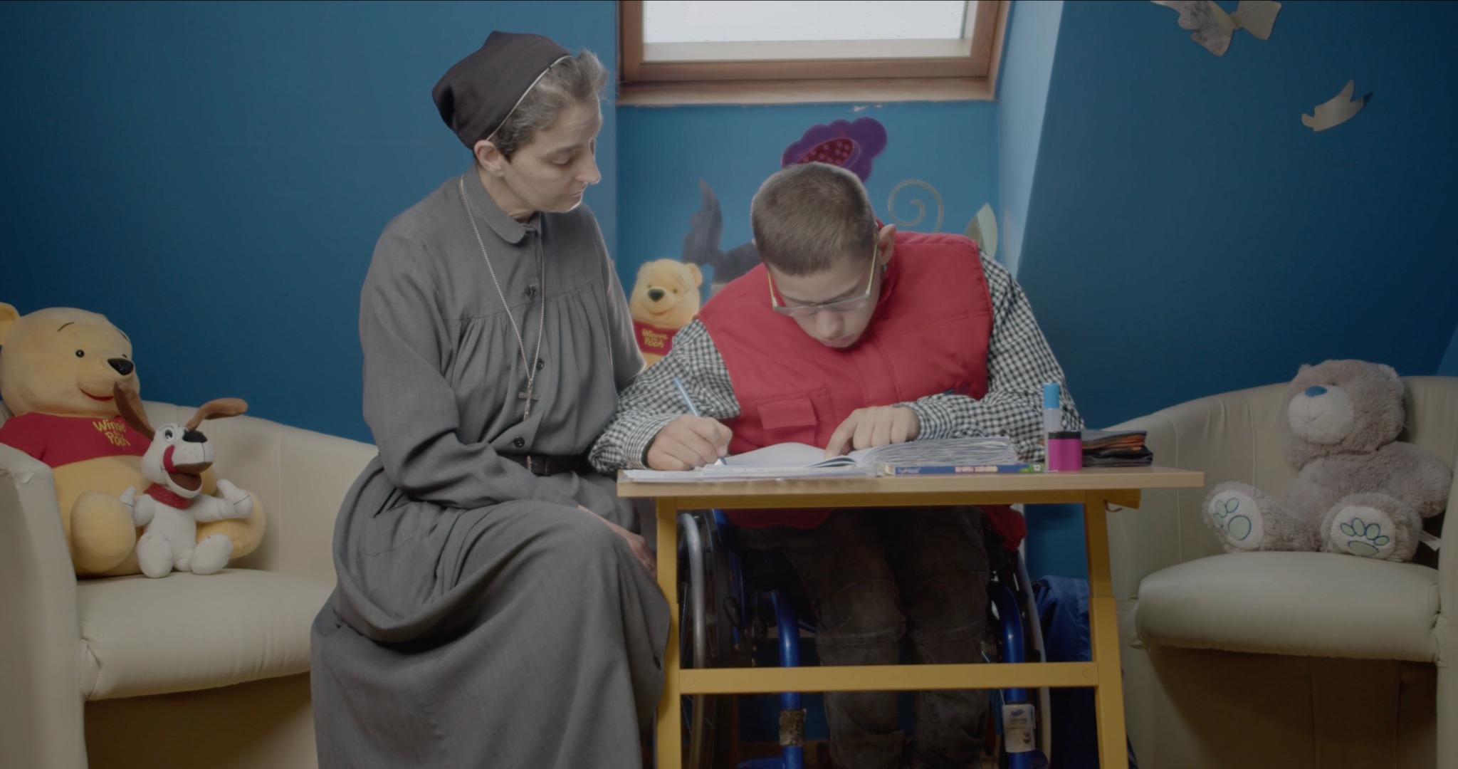 Klatka z reportażu o Domu Pomocy Społecznej dla dzieci chorych w Sieradzu.