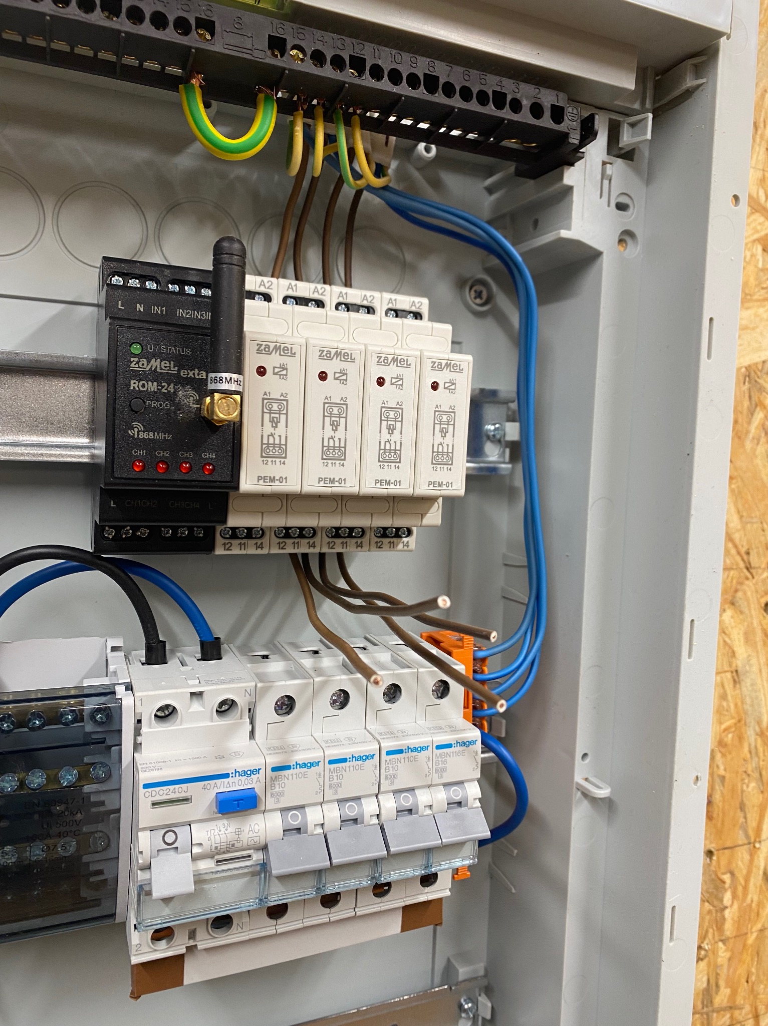 Sterowanie obwodami w ogrodzie i na podjeździe.