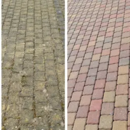 Porównanie kostki brukowej przed i po czyszczeniu, widoczna wyraźna różnica w kolorze i usunięciu zabrudzeń, mech i porosty usunięte, odzyskane oryginalne kolory kostki.