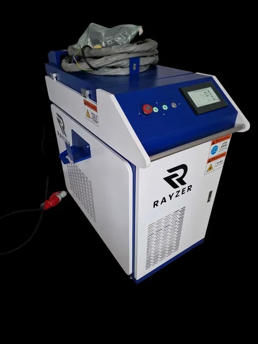 Przenośne urządzenie laserowe do czyszczenia z logo RAYZER, z panelem sterowania i przewodami, na czarnym tle.