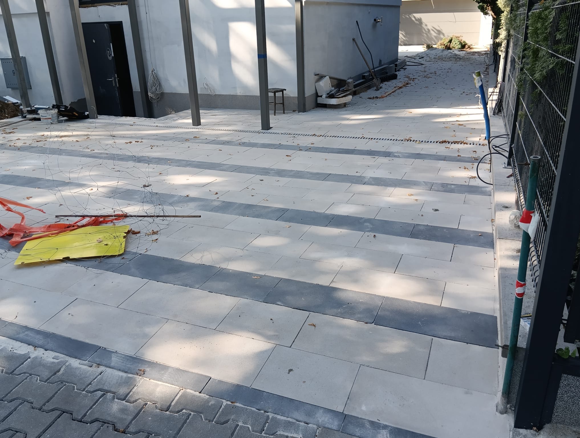 Wykonaliśmy zlecenie na taras naokoło budynku.