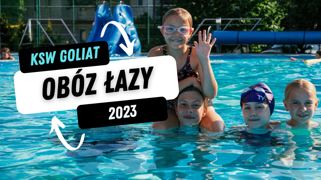 Grupa uśmiechniętych dzieci w basenie podczas obozu w Łazach, z logo KSW Goliat, na tle błękitnej wody i zjeżdżalni.