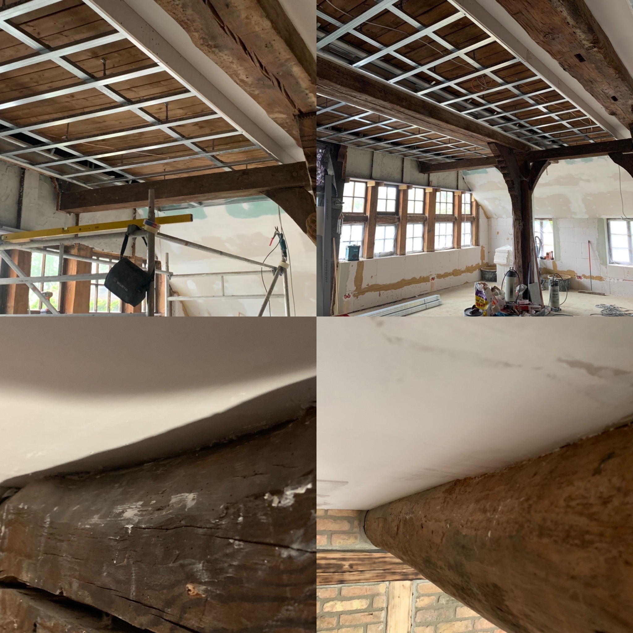 Montaż stelaża sufitu podwieszanego z płyt karton-gips w pomieszczeniu z drewnianymi belkami stropowymi. Widoczne rusztowanie i narzędzia pracy.