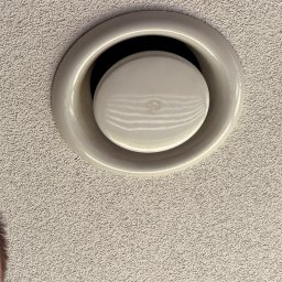 Czyszczenie kanałów wentylacyjnych w biurach. 