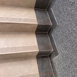 Doczyszczenie schodów po usłudze innej firmy sprzątającej. 