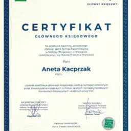 Certyfikat Głównego Księgowego dla Anety Kacprzak, wydany przez Stowarzyszenie Księgowych w Polsce, z datą 5 kwietnia 2025 r. i numerem rejestru.