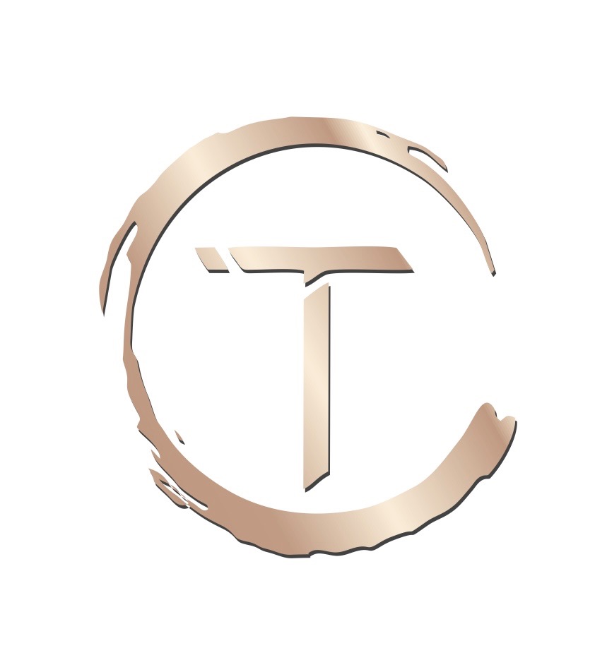 Logo firmy z literą 'T' wewnątrz nieregularnego, złotego okręgu na białym tle.