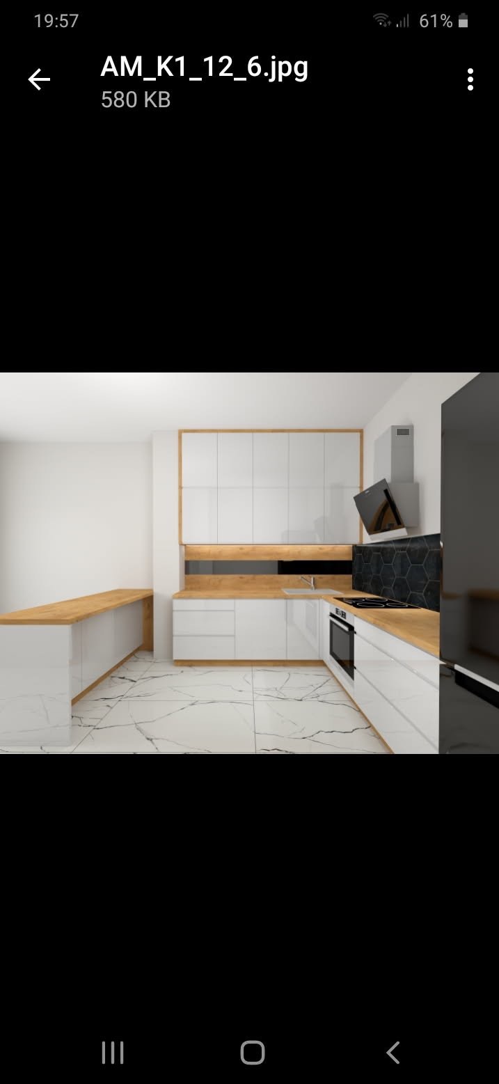 Nowoczesna kuchnia z białymi frontami szafek i drewnianymi blatami, heksagonalne płytki na ścianie nad płytą grzewczą, marmurowe płytki podłogowe.