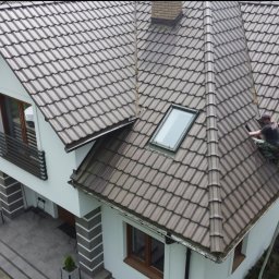 Naprawa izolacji dachowej poprzez wdmuchiwanie wełny celulozowej od zewnątrz. 