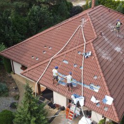 Naprawa termoizolacji dachowej zniszczonej przez kunę domowa. 