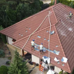 Naprawa termoizolacji dachowej zniszczonej przez kunę domowa.