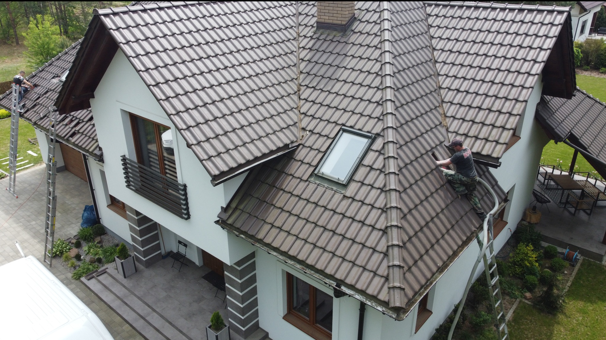 Naprawa izolacji dachowej poprzez wdmuchiwanie wełny celulozowej od zewnątrz.