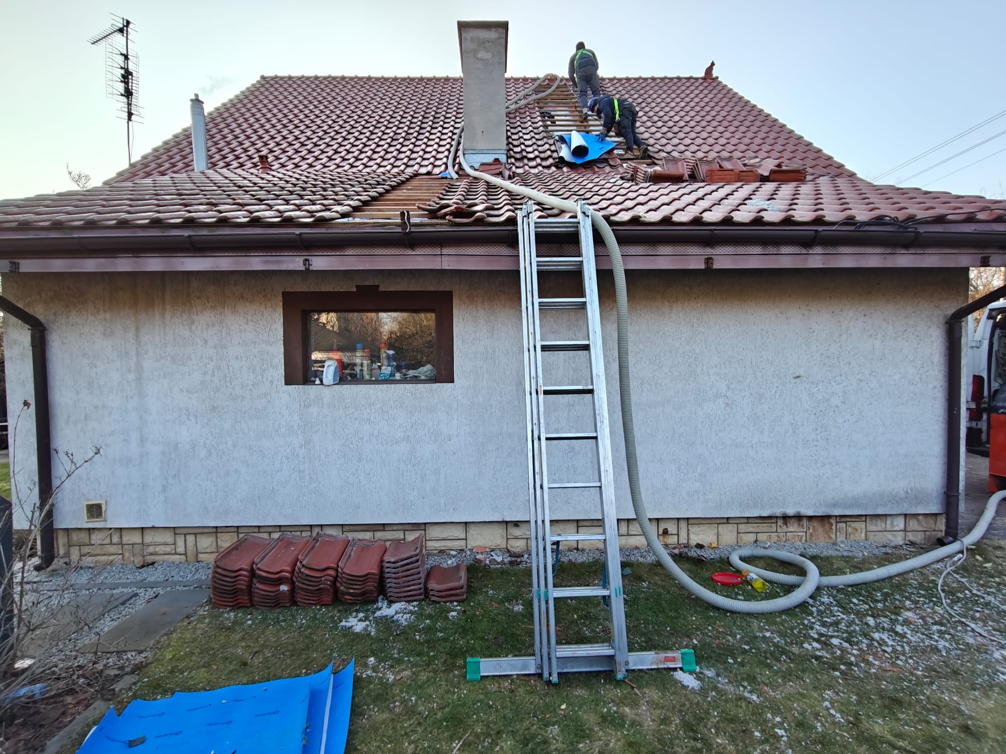Naprawa zniszczonej izolacji cieplnej.