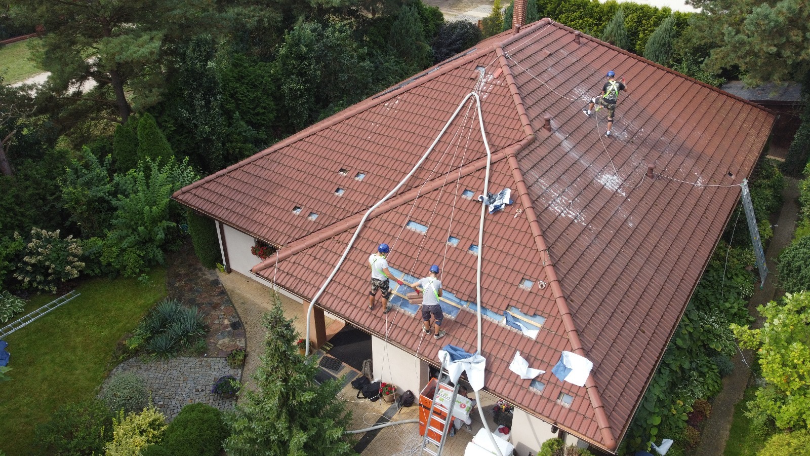 Naprawa termoizolacji dachowej zniszczonej przez kunę domowa.