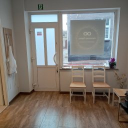 Głowne wejscie do salonu jest od ul.Szkolnej