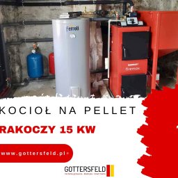 GOTTERSFELD SPÓŁKA Z OGRANICZONĄ ODPOWIEDZIALNOŚCIĄ - Kocioł na pellet Rakoczy Firemax 15kW z zasobnikiem, podłączony do instalacji w piwnicy, widoczne rury, zbiorniki wyrównawcze i osprzęt.
