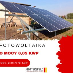GOTTERSFELD SPÓŁKA Z OGRANICZONĄ ODPOWIEDZIALNOŚCIĄ - Panel fotowoltaiczny na metalowej konstrukcji, widoczne pola uprawne w tle, instalacja w trakcie prac.