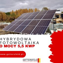 GOTTERSFELD SPÓŁKA Z OGRANICZONĄ ODPOWIEDZIALNOŚCIĄ - Panel fotowoltaiczny o mocy 5,5 kWp na tle jesiennego krajobrazu, widoczny traktor i ogrodzenie, pochmurne niebo.
