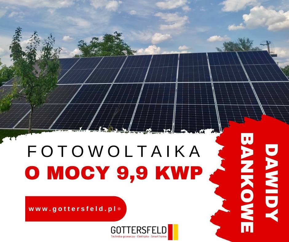 Panel słoneczny na dachu domu, widok z dołu, częściowo zasłonięty gałęziami drzewa, z nałożonym tekstem reklamowym i logotypem firmy.