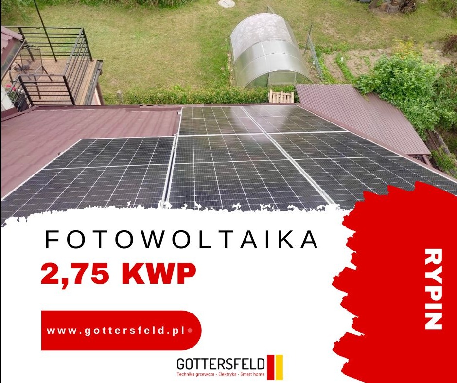 Panele fotowoltaiczne o mocy 2,75 kWp zamontowane na brązowym dachu domu jednorodzinnego, widok z góry, w tle szklarnia i trawnik. Grafika z logo firmy i napisem 'Fotowoltaika Rypin'.