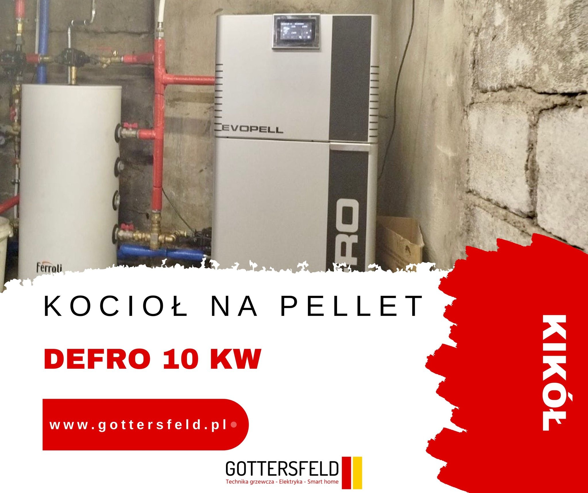 Kocioł na pellet Evopell z podłączonym zasobnikiem wody Ferroli, instalacja hydrauliczna w tle, surowe ściany piwniczne. Na pierwszym planie częściowo zasłonięty element graficzny z napisem 'Kocioł...