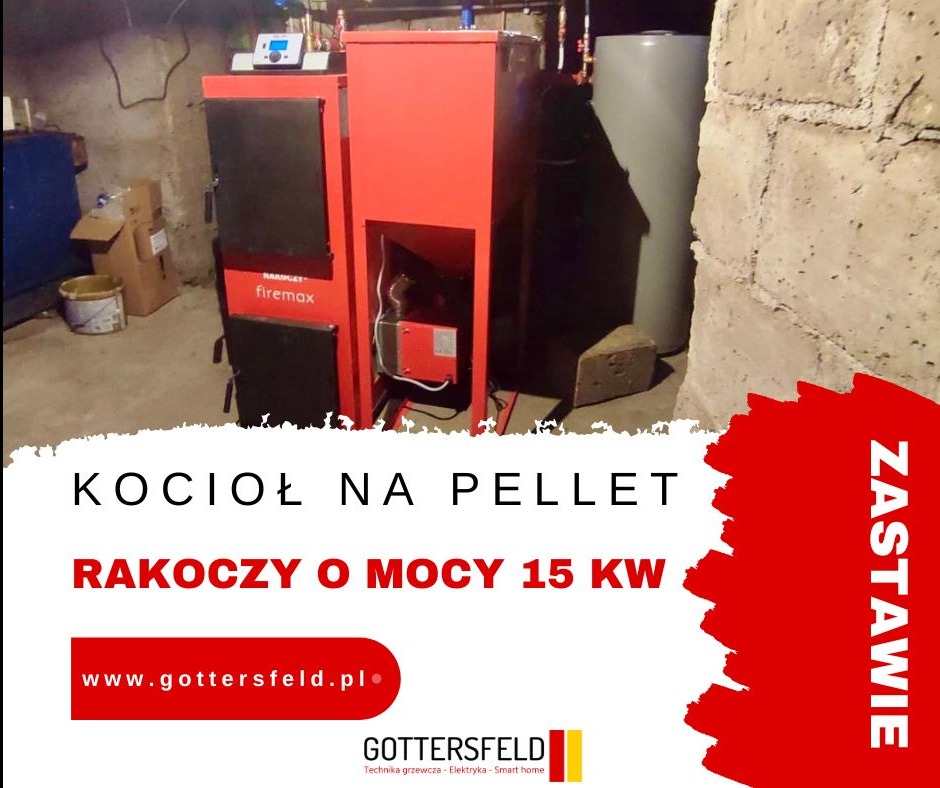 Kocioł na pellet marki Rakoczy Firemax o mocy 15kW, zainstalowany w piwnicy z surowymi ścianami, widoczny zbiornik buforowy. Zdjęcie z nakładką reklamową.