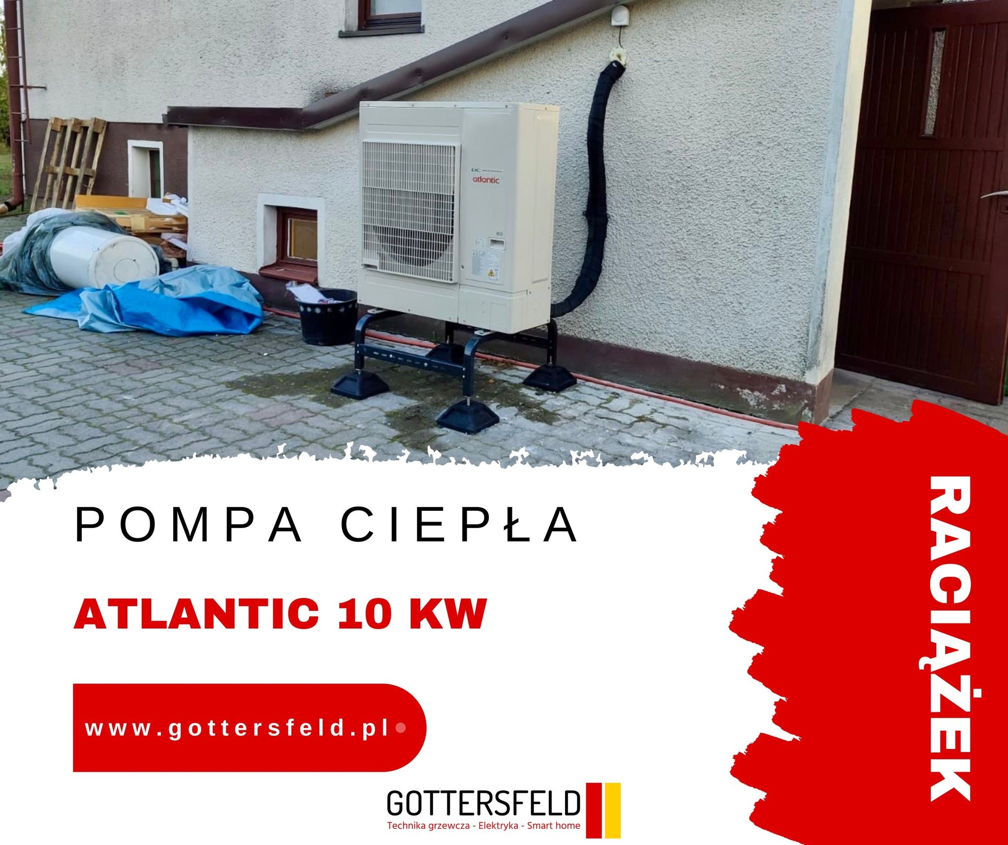 Zewnętrzna jednostka pompy ciepła Atlantic 10 kW, zamontowana na wspornikach przy ścianie budynku, z widocznym przewodem w izolacji, na tle kostki brukowej i częściowo zakrytego zbiornika...