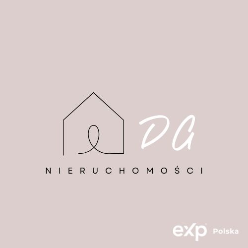 Minimalistyczne logo firmy nieruchomości z konturem domu, inicjałami DG i napisem NIERUCHOMOŚCI na pudrowo różowym tle.