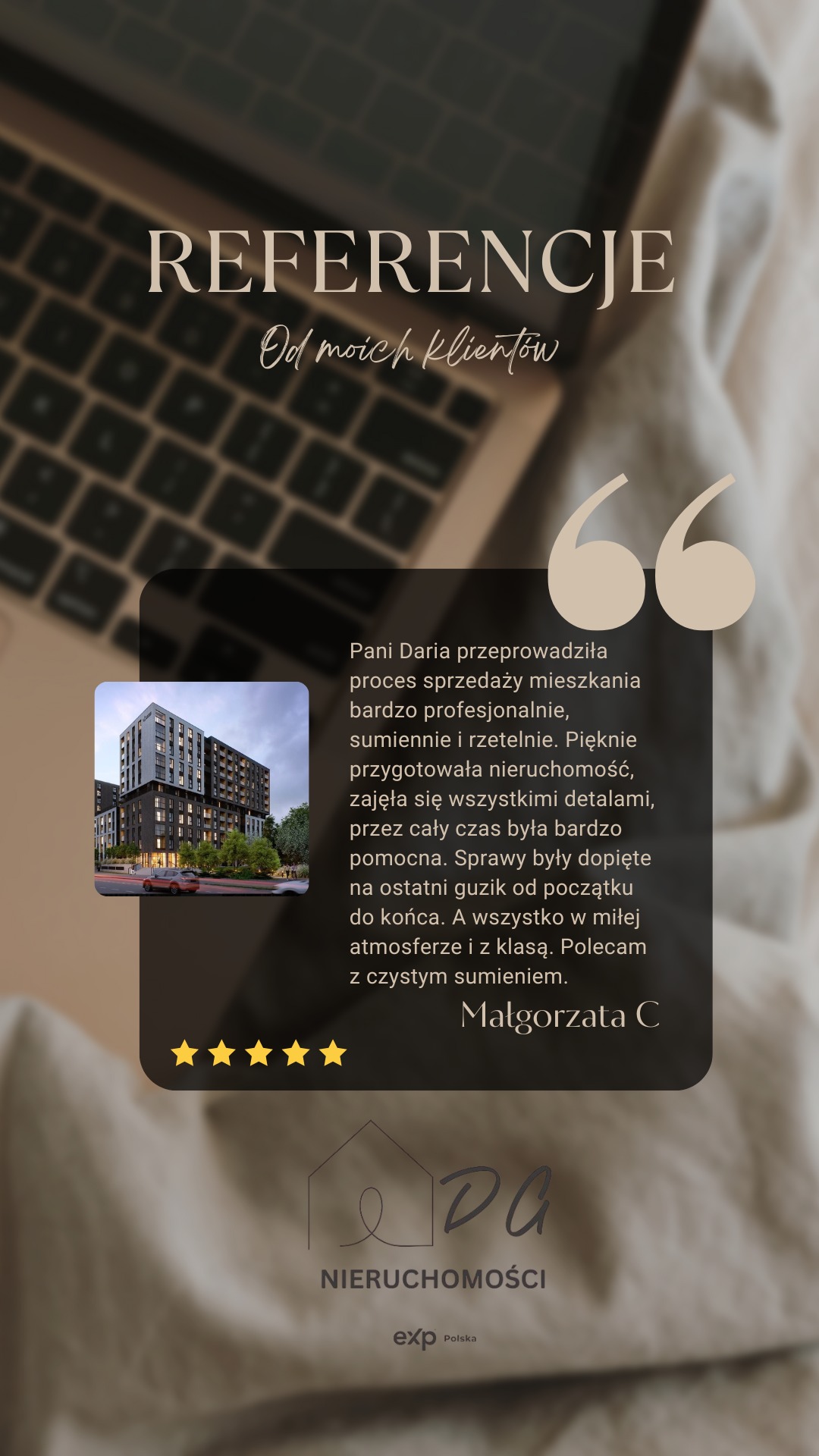 Referencje od zadowolonego klienta agencji nieruchomości, z widokiem na nowoczesny apartamentowiec i logo firmy na beżowym tle. Pięć gwiazdek.