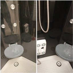 PRACA FKS STAY CLEAN SPÓŁKA Z OGRANICZONĄ ODPOWIEDZIALNOŚCIĄ - Brudna kabina prysznicowa przed czyszczeniem. Widoczne zacieki i osady na ścianach, siedzisku i słuchawce prysznicowej. Po lewej stronie widać odbicie osoby robiącej zdjęcie.