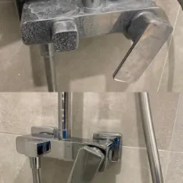 Kran prysznicowy przed i po czyszczeniu, widoczne osady kamienia usunięte. Bateria błyszcząca, chromowana, na tle szarych płytek. Efekt czyszczenia.