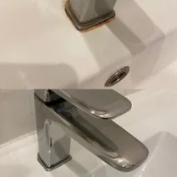 Zdjęcie 'przed i po' czyszczenia chromowanej baterii umywalkowej z osadów i rdzy, z widocznym efektem lśniącej czystości na białej umywalce.