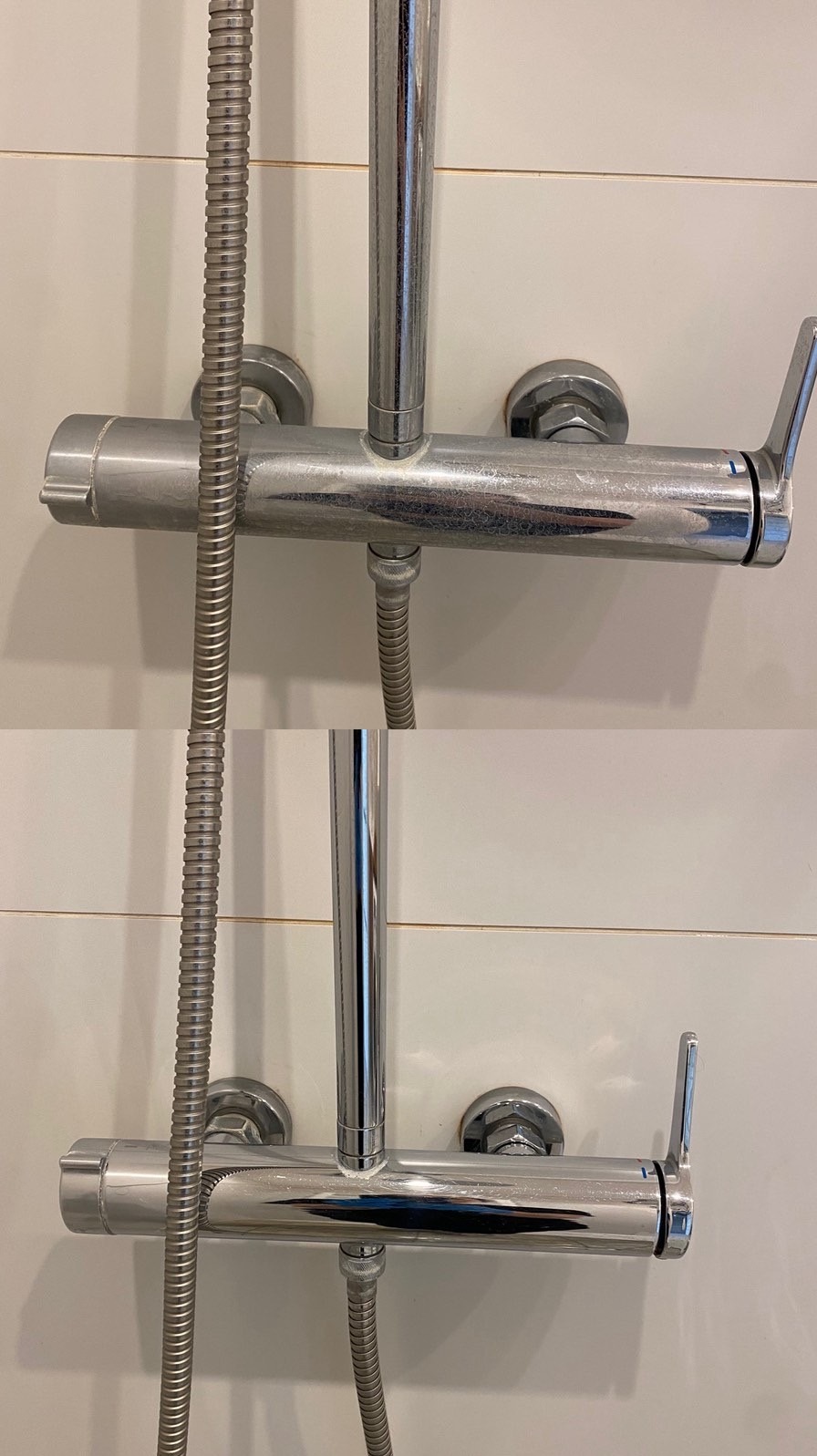 Kran prysznicowy przed i po czyszczeniu. Górna część armatury jest matowa z osadem, dolna błyszcząca, chromowana, bez śladów zabrudzeń. Widoczna biała, pozioma płytka.