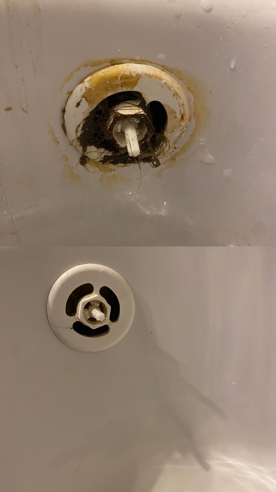 Zablokowany odpływ wanny, widok przed i po czyszczeniu. W górnej części odpływ zatkany włosami i brudem, w dolnej czysty, biały odpływ.