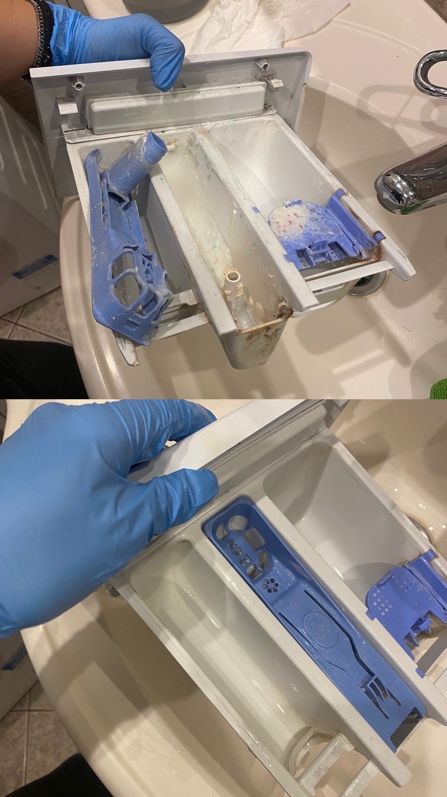 Czyszczenie dozownika pralki: ujęcie przed i po. Ręka w niebieskiej rękawiczce trzyma wyczyszczony, błękitny dozownik, w tle umywalka i lustro.
