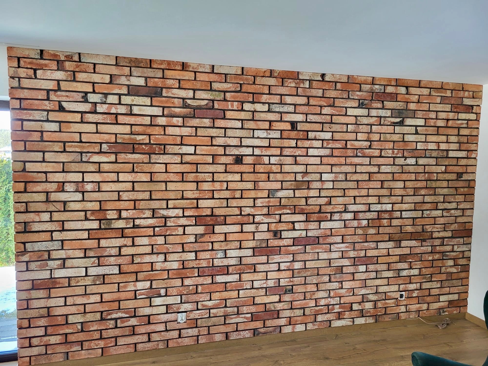 Stara poniemiecka cegła ułożona na ścianie w domu jednorodzinnym