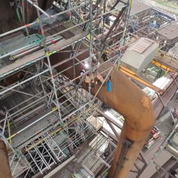 Spawanie elementów konstrukcji, oraz reperacja rury wysokiego ciśnienia na terenie huty, prace przeprowadzone z wykorzystaniem technik dostępu linowego.